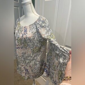 NWT- Fever Pretty Floral Print Women's Top w bell sleeves.